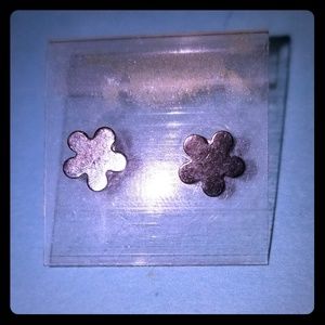 NEW Goldtone Flower flat stud pierced earrings